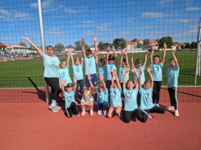 Die Klasse 3b beim Sparkassen-Event der Kinderleichtathletik (Bild vergr&ouml;&szlig;ern)