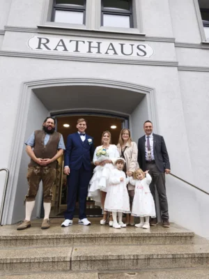 Bild von links: Trauzeuge Peter Frisch, das Brautpaar, Trauzeugin Dr. Fruzsina Wagner mit den beiden Blumenkindern und Erster Bürgermeister Philip Hohberger (Bild vergr&ouml;&szlig;ern)