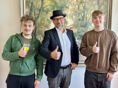 Adam Stobienia und Philip Große mit Bürgermeister Heiko Richter