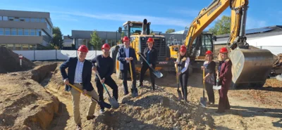 Von links: Bürgermeister Ben Matthes, Marktbaumeister Peter Finkenzeller, stellv. Landrat Florian Mair, Architektin Wenderlein (Büro Hirner und Riehle), Nele Hofmann (Bauunternehmen Dobler) sowie die Leiterin der Mittagsbetreuung Jeannette Schlag und Rektorin Daniela Wörle / Fotograf: Markt Zusmarshausen (Bild vergr&ouml;&szlig;ern)