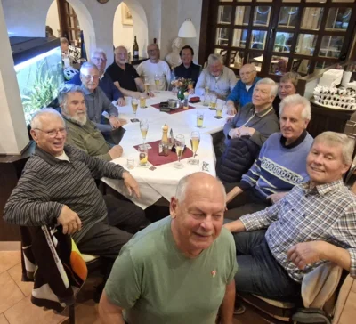 In geselliger Runde feierte Friedhelm Löbel (5. v. l) seinen 80. Geburtstag mit den Teilnehmern der TSV-Männer-Gymnastik-Gruppe aus Rodenbach (Bild vergr&ouml;&szlig;ern)