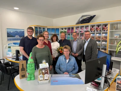Bürgermeister Dr. Oliver Hermann (2.v.r), René Georgius (r) und Anke Hahn (4.v.I) gratulierten Peter Speck (4.v.r) und dem Team des Westprignitzer Verkehrs-Service I Foto: Martin Ferch (Bild vergr&ouml;&szlig;ern)