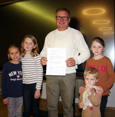 Kinder der Petrus-Zweidler-Straße übergaben Bürgermeister Frank Jakob ein Schreiben - mit der Bitte um das Aufstellen einer Straßenlaterne für einen sichereren Weg zur Schule beziehungsweise in den Kindergarten.