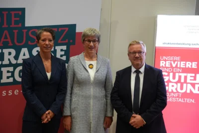 Bild: v.l.n.r.: Präsidentin des Bundesamtes für Wirtschaft und Ausfuhrkontrolle Dr. Mandy Pastohr, Chefin der Brandenburger Staatskanzlei, Ministerin Kathrin Schneider und der sächsische Staatssekretär für Infrastruktur und Landesentwicklung, Sören Trillenberg © WRL/Arnold
