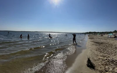 Stadtstrand mit Badegästen (Bild vergr&ouml;&szlig;ern)