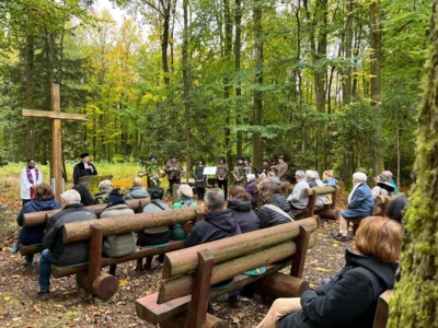 Zahlreiche Besucher kamen zum Gottesdienst im FriedWald zusammen.