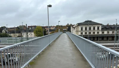 Fußgängerbrücke am Bahnhof: Geländer entrostet (Bild vergr&ouml;&szlig;ern)