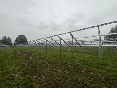 Freiflächen-PV-Anlage an der Sporthalle Unzhurst: Unterkonstruktion steht