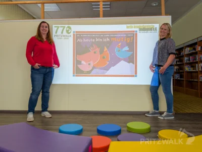 Bibliotheksleiterin Sandra Busch und Eike Neumann von der BBL freuen sich auf das Kinderfilmfest 2026. Foto: Stadt Pritzwalk (Bild vergr&ouml;&szlig;ern)