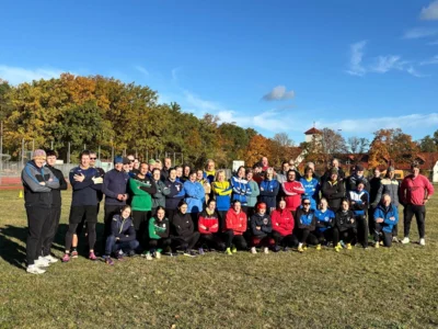 Teilnehmer auf dem Rosensportplatz (Bild vergr&ouml;&szlig;ern)