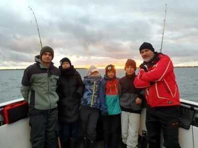 Starke Truppe. Micheal Schreier (r) mit seinen vier Allstedtern und Lenny Häusler (l) vor der Sundbrücke pünktlich zum Sonnenaufgang