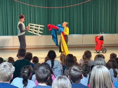 Als Clowns durchlebten die Darsteller das Wechselbad der Gefühle und brachten den Kindern der Grundschule Prackenbach und der Paul-Maurer-Schule Viechtach näher, dass es am schönsten ist, sich am Ende wieder zu vertragen.