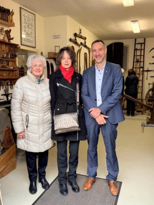 Links: Renate Fuchs (Stellmachermuseum Damsdorf), Mitte: Doris Patzer (Landkreis Potsdam-Mittelmark), Rechts: Dr. Steven Koch (Erster Beigeordneter des Landkreises Potsdam-Mittelmark) (Bild vergr&ouml;&szlig;ern)