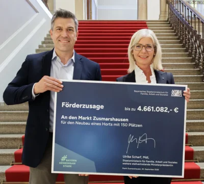 Bürgermeister Ben Matthes mit Staatsministerin Ulrike Scharf bei der Übergabe im Bayer. Landtag / Fotograf: (StMAS/Nötel) (Bild vergr&ouml;&szlig;ern)