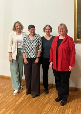 von links: Kulturbeauftragte Julia Endrös, Heimatpflegerin für Archäologe Alexandra Völter, Archivarin Angela Schlenkrich und Kreisheimatpflegerin Claudia Ried / Foto: Markt Zusmarshausen (Bild vergr&ouml;&szlig;ern)
