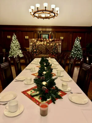 weihnachtlich geschmückter Sitzungssaal des Rathauses I Foto: Nicole Kordts (Bild vergr&ouml;&szlig;ern)