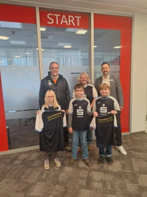 Große Freude an der Grundschule: Neue Team-Trikots dank Sponsoring der Weser-Elbe Sparkasse!