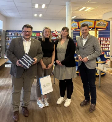 Erster Bürgermeister Nicolas Lahovnik freut sich über die Wiederbelebung der Buchhandlung Kohler und wünscht Melanie Wießmeier mit ihrer Belegschaft einen erfolgreichen Start. (v.l.n.r.) Aaron Grimm (Vorsitzender des Gewerbeforums), Melanie Wießmeier (Inhaberin „Die besondere Buchhandlung Kohler“), Anja Brückner (Mitarbeiterin „Die besondere Buchhandlung Kohler“), Erster Bürgermeister Nicolas Lahovnik