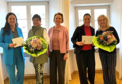 Bürgermeisterin Karoline Fritz-Ertlmaier und Geschäftsleiterin Pamela Hagl freuten sich über den Besuch der beiden Expertinnen im Rathaus. (Bild vergr&ouml;&szlig;ern)