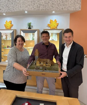 Übergabe des Modells der ehemaligen Wunsiedler Burg in der Goldschmiede Knie durch die Kinder des verstorbenen Goldschmiedemeisters Hubertus Knie an die Stadt Wunsiedel. (v.l.n.r.): Petra Panzer, Markus Knie, Erster Bürgermeister Nicolas Lahovnik