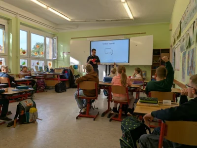 Nick Assmann (hinten) besucht als Präventionsberater der Polizei Anklam auch die Grundschule Jarmen regelmäßig. Hier spricht er mit Zweitklässlern über Arten von Gewalt und zeigt: Böse Worte können der Seele Schäden zufügen. (Foto: Oliver Wagenknecht)