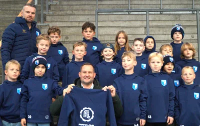 Franz Lohr GmbH stattet die U 9 des EVR mit Trainingsanzügen aus