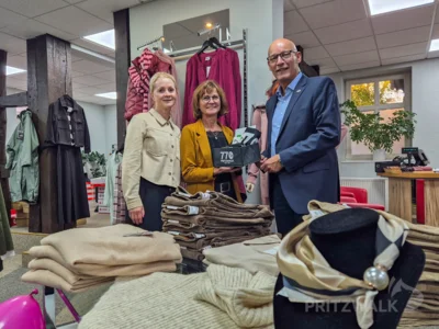 Bianca Granzow und Karin Jesse freuen sich über den Besuch von Bürgermeister Dr. Ronald Thiel. Foto: Stadt Pritzwalk (Bild vergr&ouml;&szlig;ern)