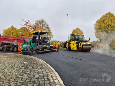 Koordination von Handarbeit und Maschineneinsatz war gefragt bei der Asphaltierung des Kreisels. Foto: Stadt Pritzwalk (Bild vergr&ouml;&szlig;ern)