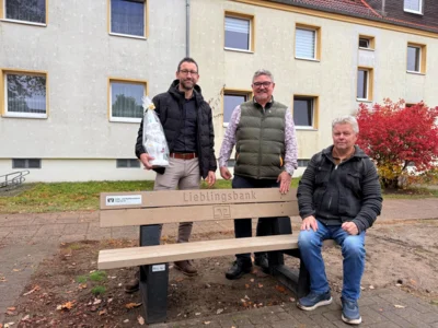 Christoph Neumann (I) , Thomas Schneider (m) und Holger Grüttner an der „Lieblingsbank“ im Gehrenweg I Foto: Martin Ferch (Bild vergr&ouml;&szlig;ern)