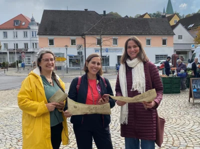 Beim ersten Testlauf der digitalen Stadttour: (von links) Carolin Meinhold von Hopfenland Hallertau Tourismus e.V., Julienne Schult von Locandy, Spielentwickler für Erlebniswege, und Cornelia Kroiß vom Stadtmarketing Mainburg (Bild vergr&ouml;&szlig;ern)