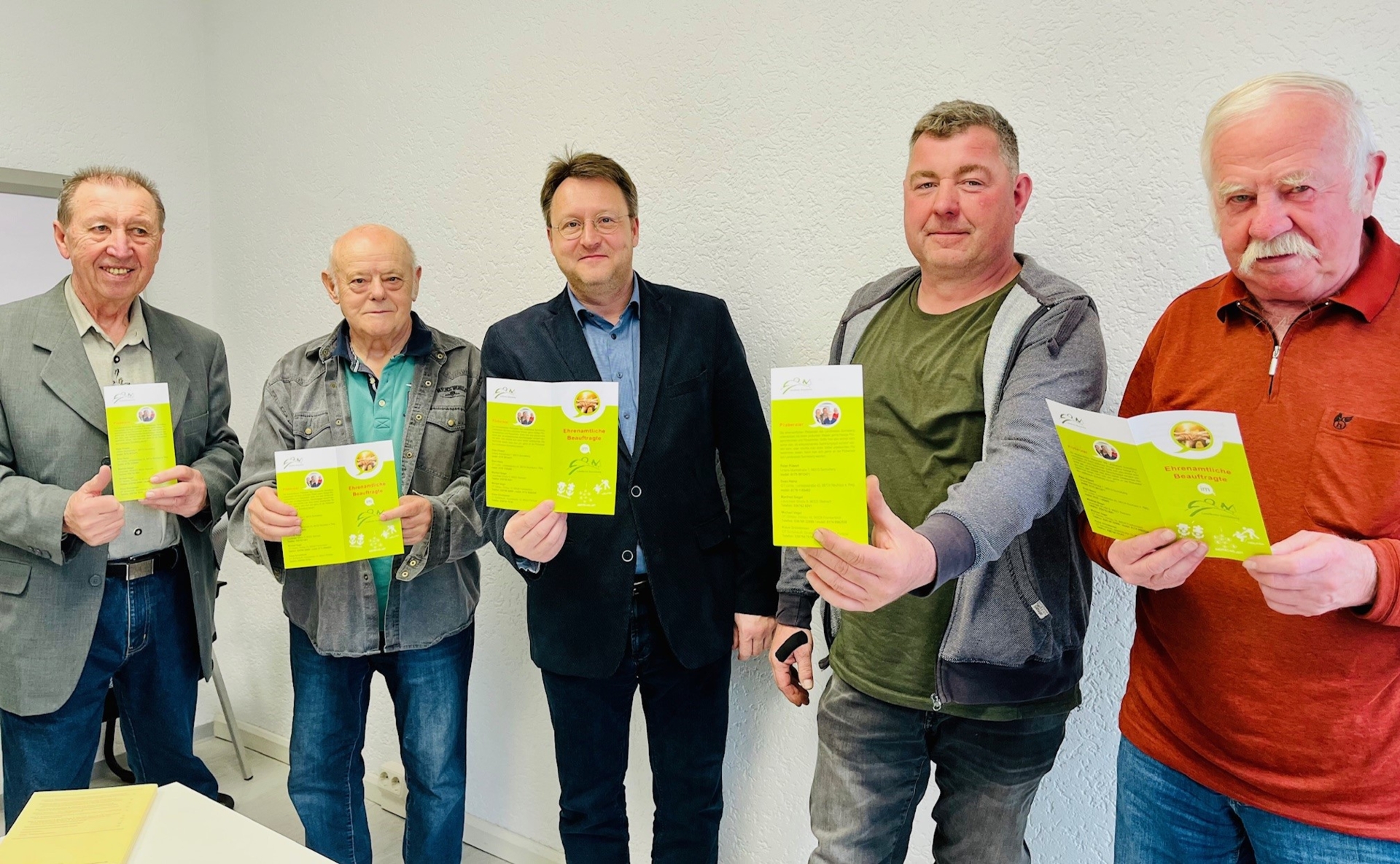 Pilzberater mit Faltblatt der Ehrenamtlichen Beauftragten des Landkreises Sonneberg