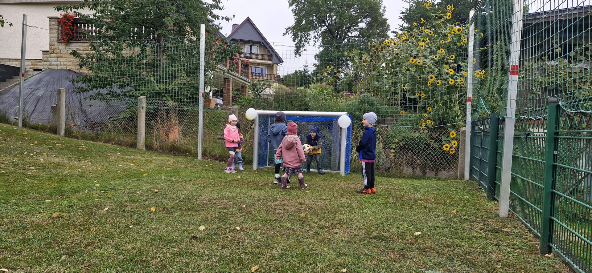 Die Fussballtore werden aktiv genutzt