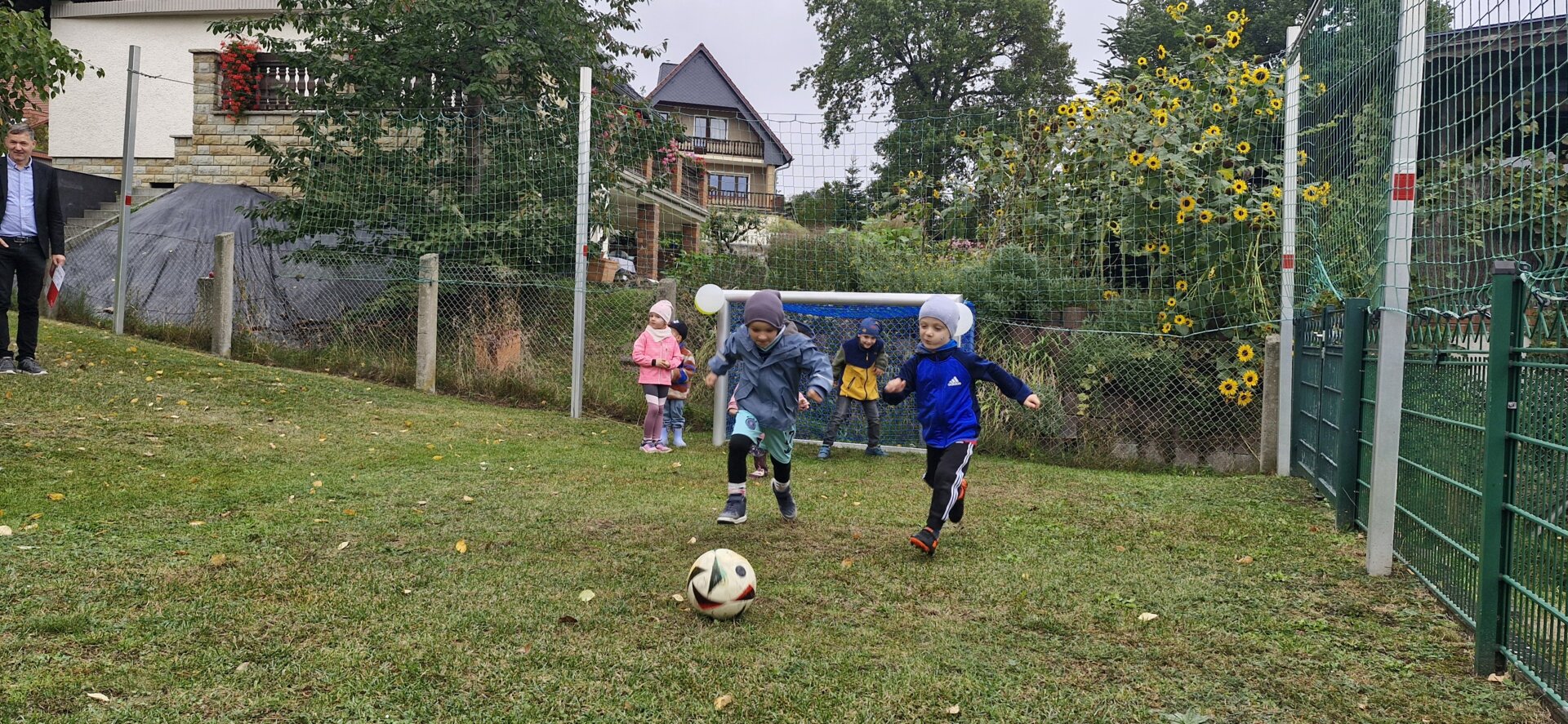 Die neuen Fussballtore kommen gut bei den Kindern der Kita Sonnenblume an