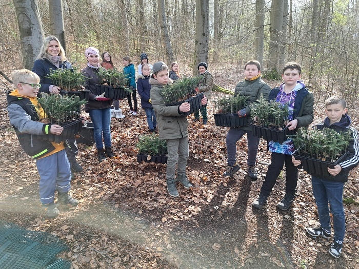 2023-04-26_C_H-700_Gudd-Zweck-WALD-BROT_Baumpflanzaktion-HOCHRECH_Stella-Breit___Schuelergruppe_mit-Setzlingen