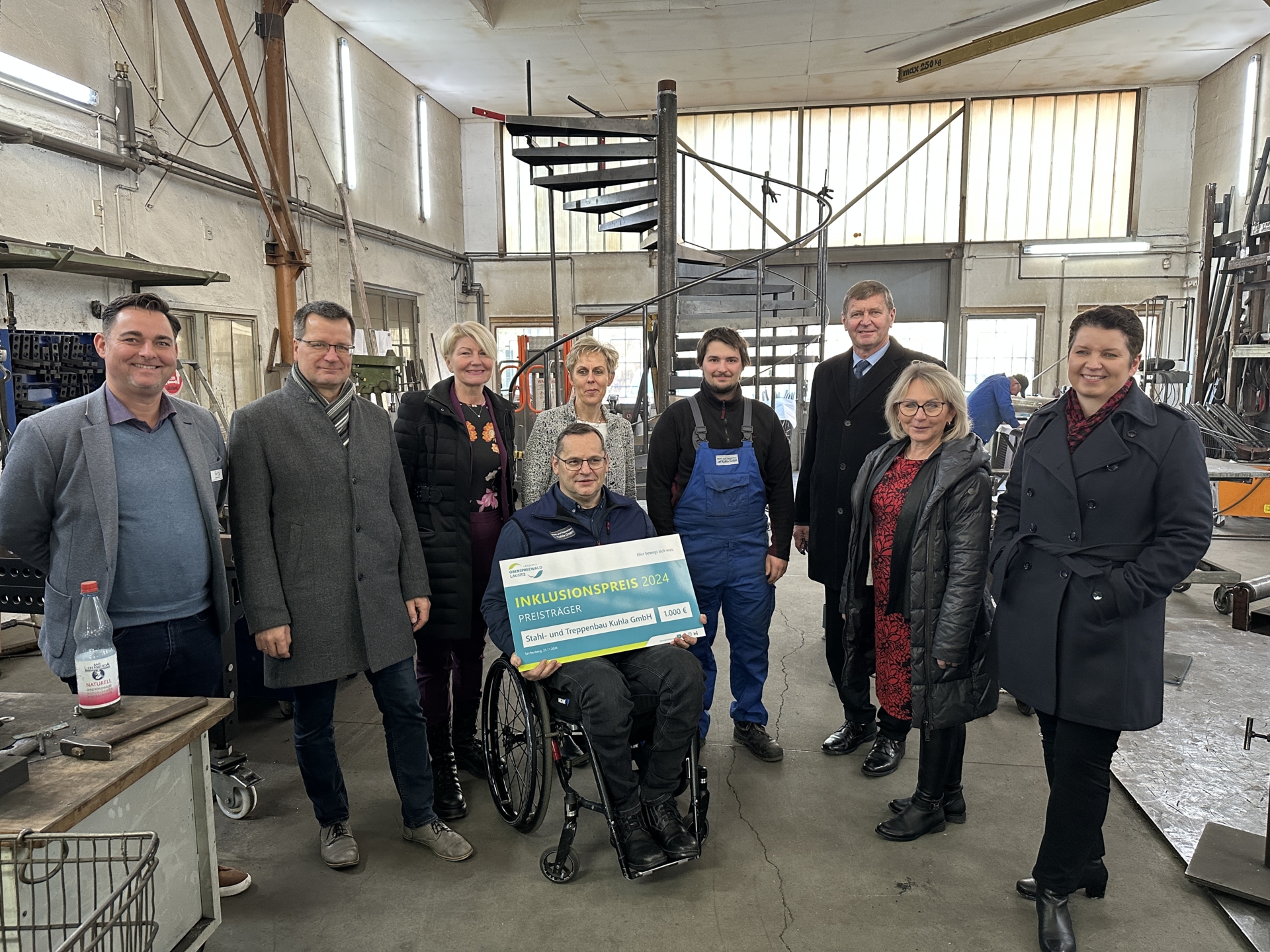 Verleihung des Inklusionspreises 2024 an die Stahl- und Treppenbau Kuhla GmbH in Vetschau. v.l.: Marcus Ott, OSL-Wirtschaftsförderer, Bengt Kanzler, Bürgermeister von Vetschau/Spreewald, Corina Reifenstein, Präsidentin der Handwerkskammer Cottbus, Frau und Herr Kuhla, Leon Wolff, Auszubildender der Stahl- und Treppenbau Kuhla GmbH, OSL-Landrat Siegurd Heinze, Martina Gregor-Ness, OSL-Kreistagsvorsitzende, Uta Paulick, OSL-Bildungsbüro (Bild: Landkreis OSL/Nora Bielitz)