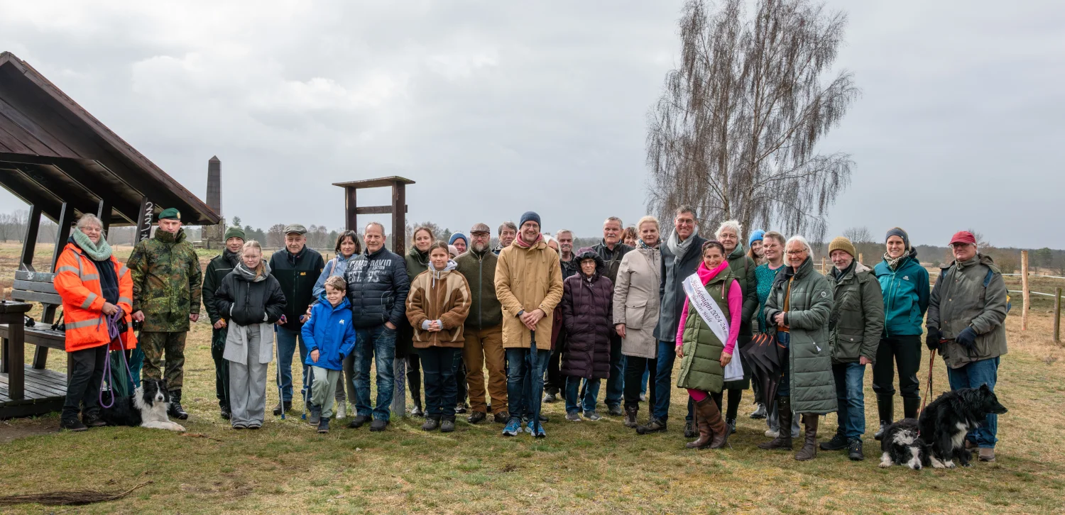Weideauftrieb in Sielmanns Naturlandschaft Döberitzer Heide am 31.03.2026. Jochen Paleit, Vorstandsvorsitzender der Heinz Sielmann Stiftung, und Heidekönigin Diana Beyer-Stadelmeier entließen die Exmoor-Ponys feierlich auf die neuen Weideflächen auf der Hasenheide am Havelpark. (Foto: Florian Amrhein/Heinz Sielmann Stiftung)
