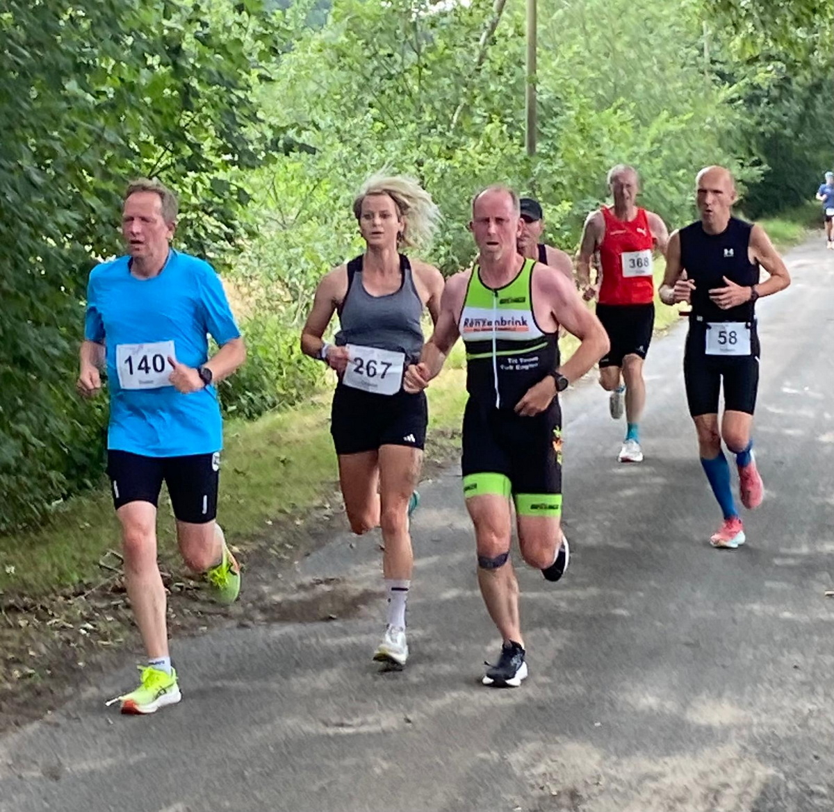 Läuferinnen und Läufer auf der 11,8 km langen Strecke.