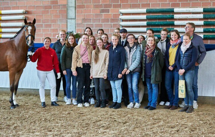 750x480-crop-90-gruppenfoto_der_berufsschler_in_der_halle