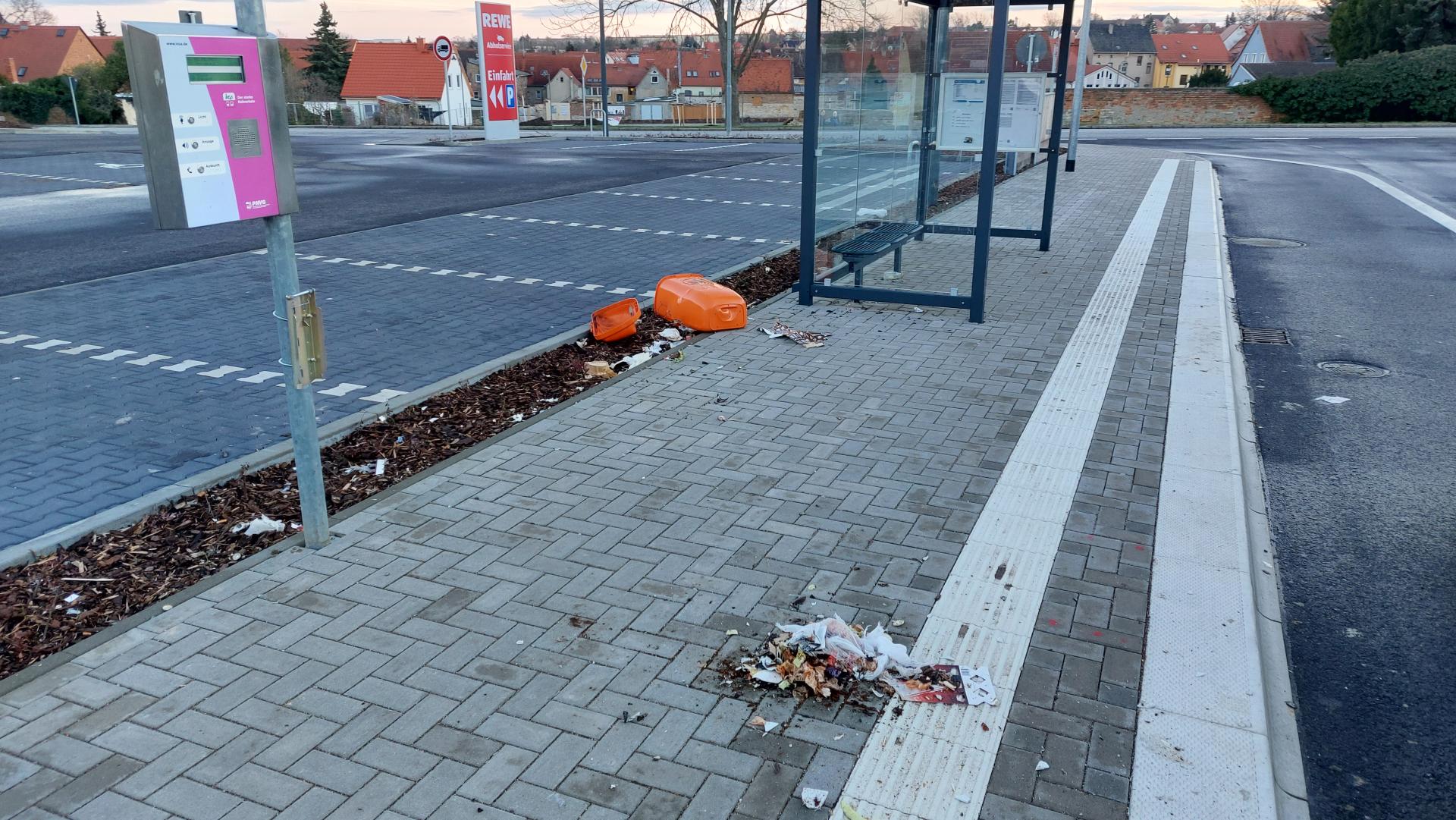 Zerstörte Papierkörbe auf dem neugebauten Busbahnhof