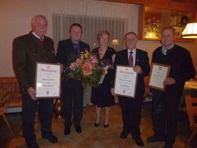 Foto zur Meldung: Drei verdiente Bürger mit einem Ehrenbrief und Ehrennadel ausgezeichnet