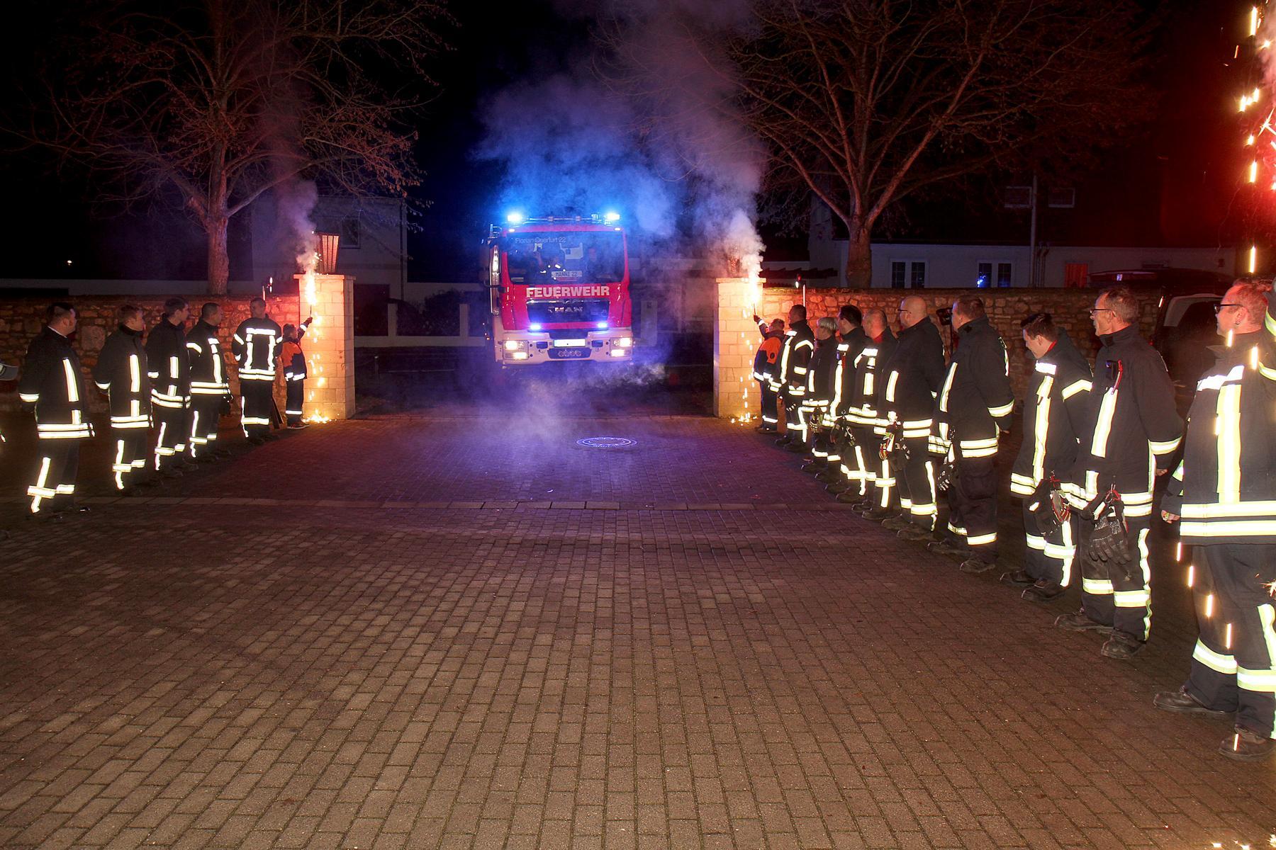 Begrüßung des neuen Tanklöschfahrzeuges durch die Kameraden der Feuerwehr Querfurt (alle geimpft).