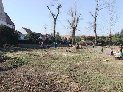 Aktion im Klosterpark - Bürger helfen mit (Bild vergr&ouml;&szlig;ern)