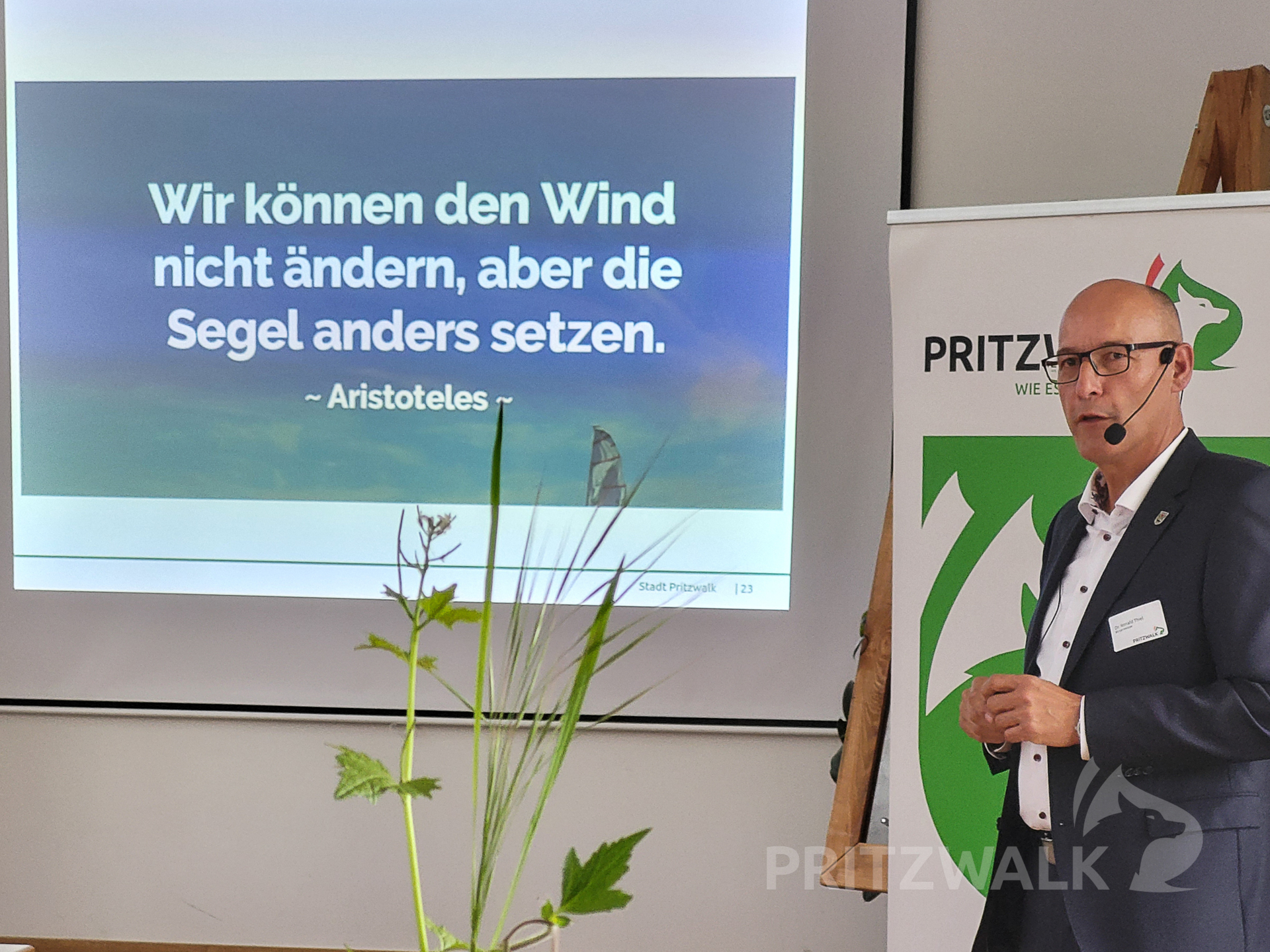 Bürgermeister Dr. Ronald Thiel beendete seinen Vortrag mit einem Zitat. Foto: Stadt Pritzwalk