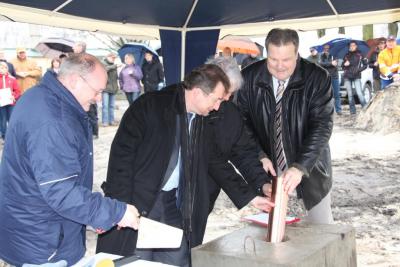 Grundsteinlegung der 2-Fach-Sporthalle in Mellensee - Trotz Regen schien für Viele die Sonne  (Bild vergr&ouml;&szlig;ern)