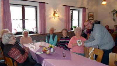 Foto zur Meldung: Seniorentreffen mit Ostergeschenk