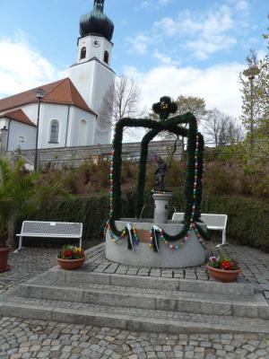 Foto zur Meldung: Der Johannisbrunnen präsentiert sich wieder im Osterkleid