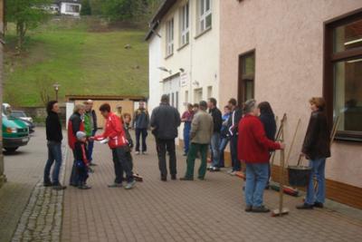 Frühjahrsputz in Nazza am 16. April 2011 (Bild vergr&ouml;&szlig;ern)