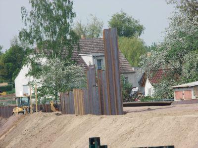 Spundwände bald alle im Boden  (Bild vergr&ouml;&szlig;ern)