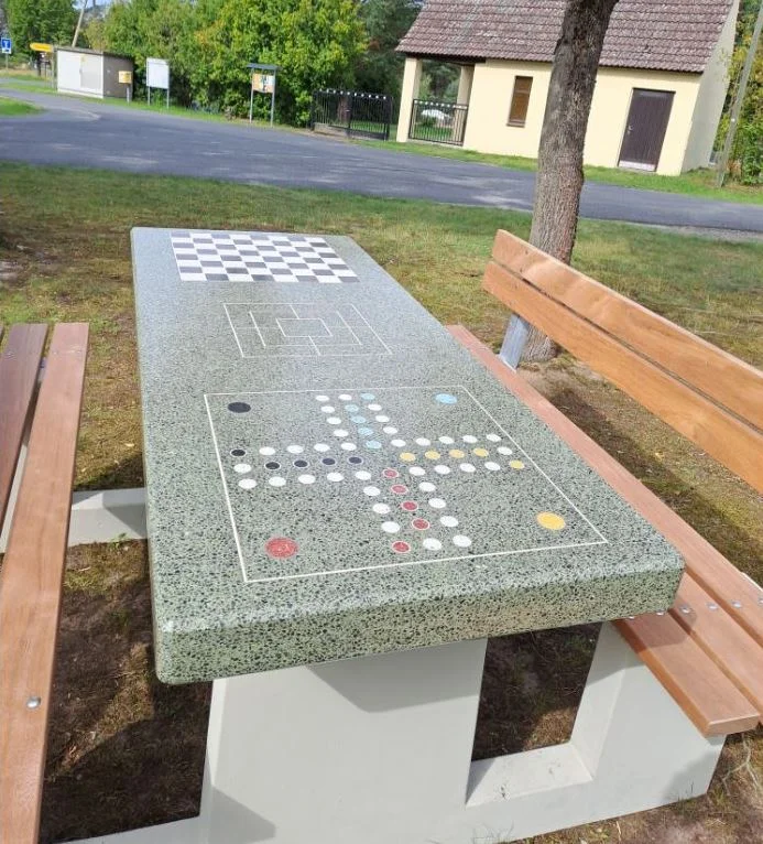 Bnak mit Spieletisch