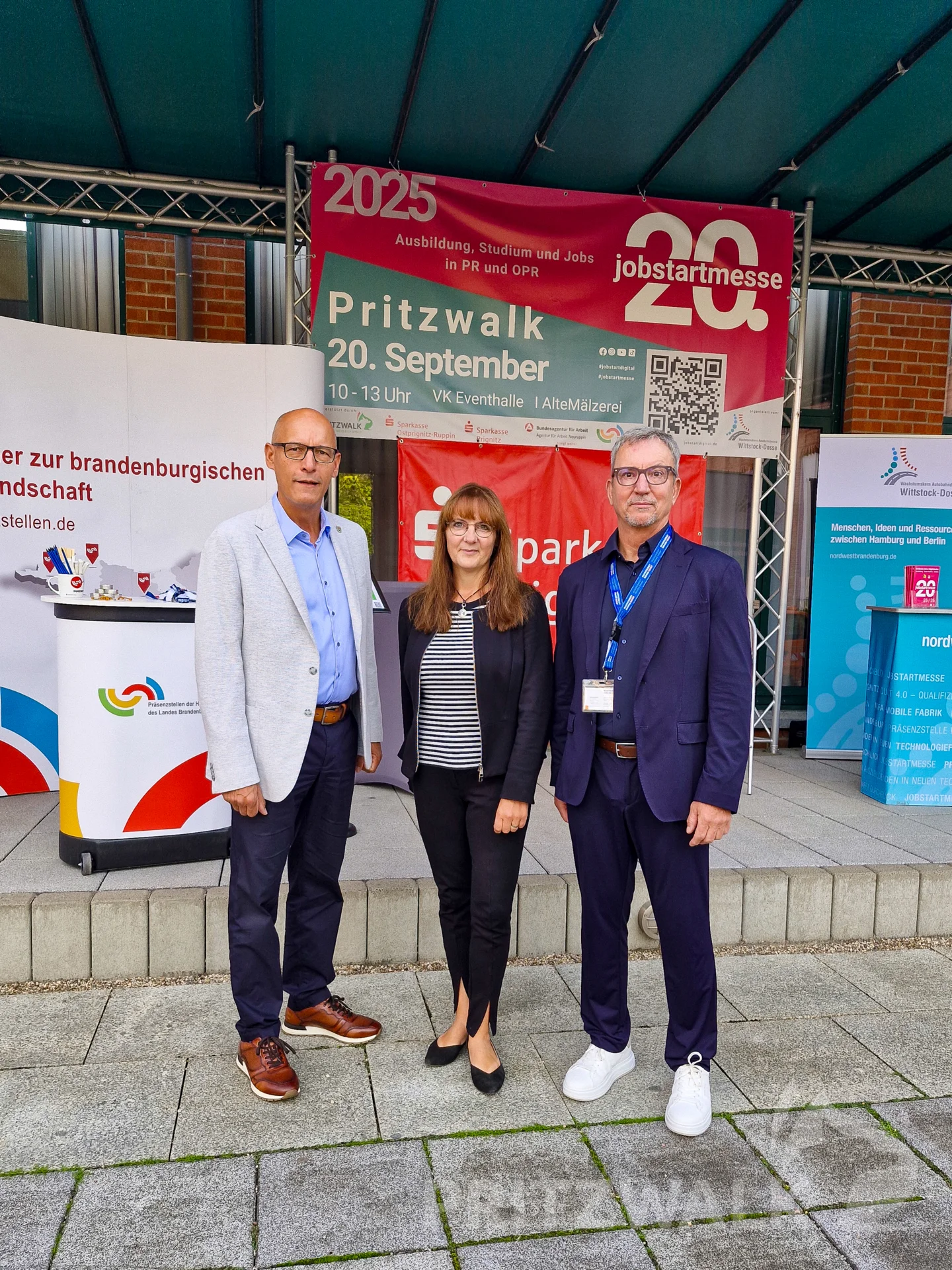 Die Urheber der "jobstartmesse" von vor 20 Jahren waren auch zum Jubiläum in Pritzwalk: Pritzwalks Bürgermeister Dr. Ronald Thiel (l.) in seiner Funktion als 1. Stellvertreter des Vereins Wachstumskern Autobahndreieck Wittstock-Dosse e.V., Mike Blechschmidt als Vereinsvorsitzender sowie die SPD-Landtagsabgeordnete Katrin Lange. Foto: Stadt Pritzwalk